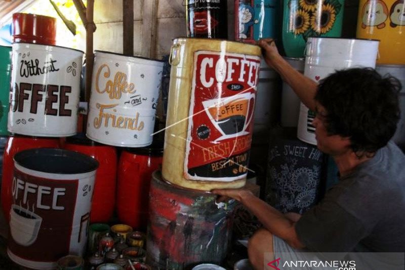 Perajin Bangku Cafe Dari Drum Bekas