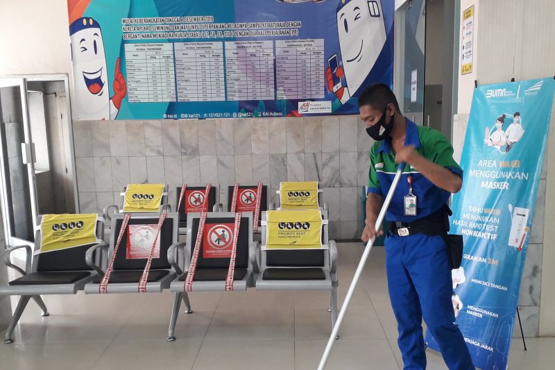 Bersihkan sarana umum di Stasiun KA Tanjungkarang