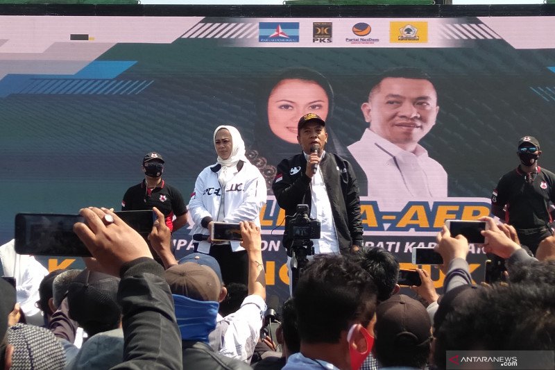 Cellica Nurrachadiana dan Aep Syaepuloh deklarasi maju di Pilkada Karawang