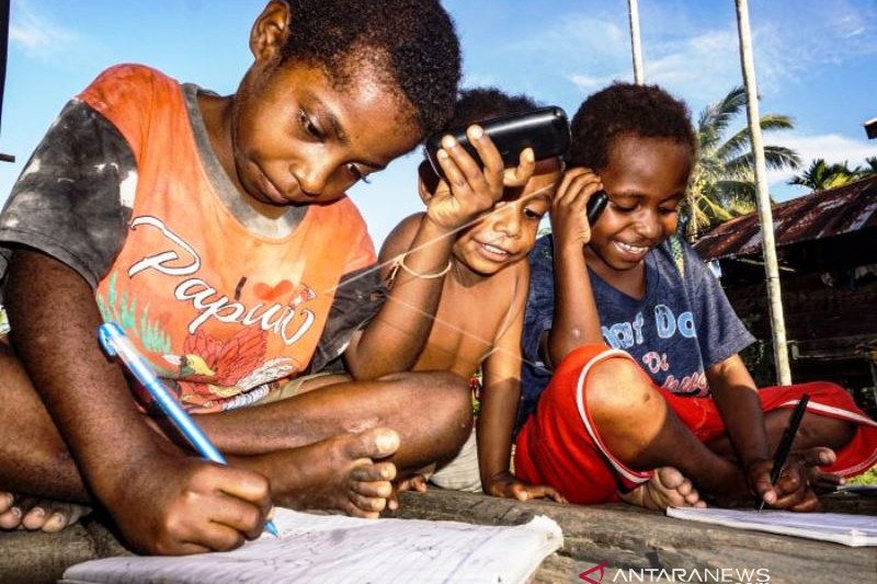 Murid Menelepon Guru Saat Kegiatan Belajar di Papua