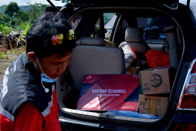 Bantuan Telkomsel peduli banjir bandang Masamba