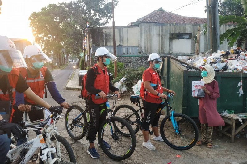 Sukarelawan PMI bersepeda keliling Sukabumi bagikan paket alat kebersihan