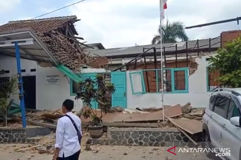 Lima pegawai BNN Kabupaten Sukabumi terluka tertimpa bangunan ambruk