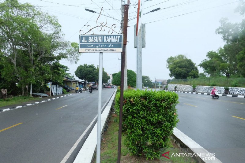 Jalan depan Kantor KPU Kepri ditutup