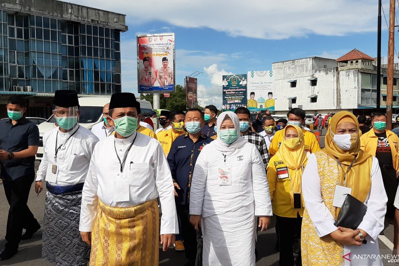 Ansar Ahmad-Marlin Agustina daftar pertama ke KPU Kepri