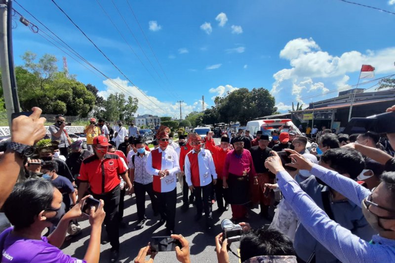 KPU Kepri nyatakan berkas Soerya Respationo-Iman Sutiawan sudah lengkap