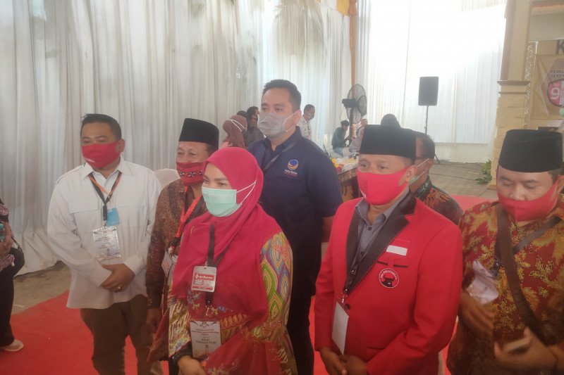 Koalisi "Bandarlampung Lanjutkan" antar Eva-Deddy mendaftar ke KPU