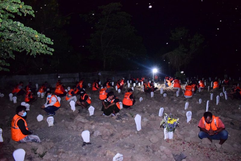 Pelanggar protokol kesehatan dihukum berdoa bersama di makam korban COVID-19