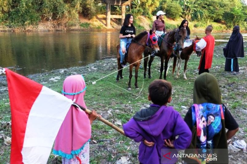 Wisata Berkuda di Bantaran Bengawan Solo