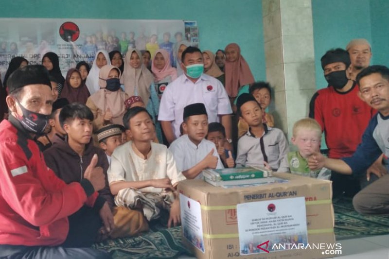 Kader PDIP Garut distribusikan 50 Al Qur'an untuk santri yatim duafa