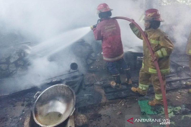 Tempat produksi makanan kembang goyang di Puncak Bogor terbakar