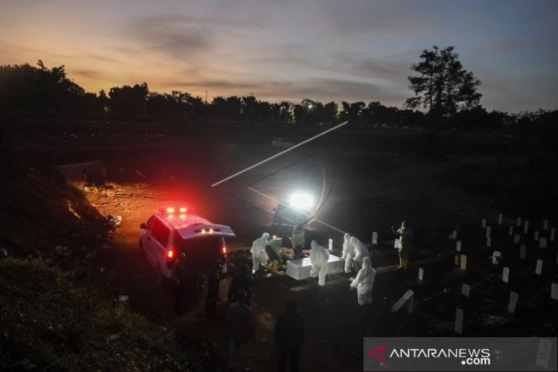 JUMLAH MENINGGAL DUNIA AKIBAT COVID-19 MENINGKAT