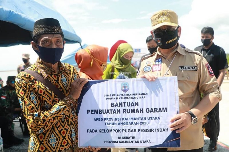Selain APBN, Gubernur serahkan bantuan APBD di Sebatik