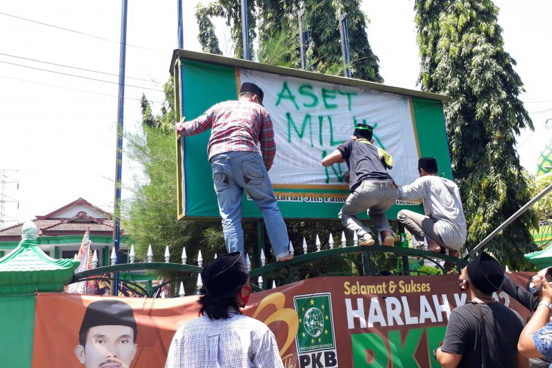 Kader NU ambil alih kantor PKB Kediri