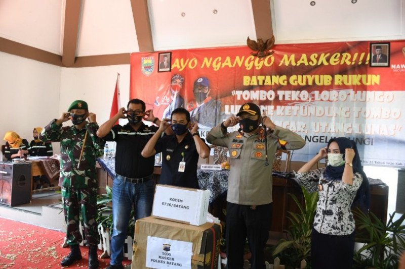 Polres dan Pemkab Batang bagikan 60.000 masker antisipasi COVID-19