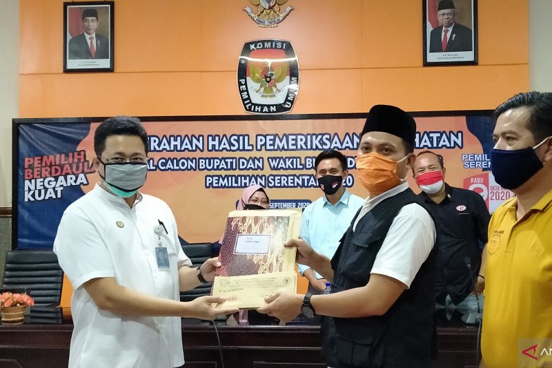 Tim dokter menyerahkan hasil pemeriksaan kesehatan bakal calon bupati