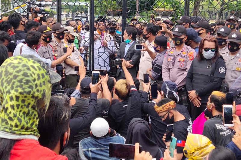 Pemkab Indramayu izinkan seniman manggung hingga tengah malam