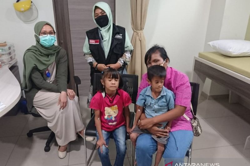 Jesi dan Alexander, kakak beradik penderita gizi buruk asal Nias yang kini hidup di Perawang