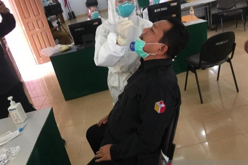 Pegawai Bawaslu Riau uji usap antisipasi COVID-19