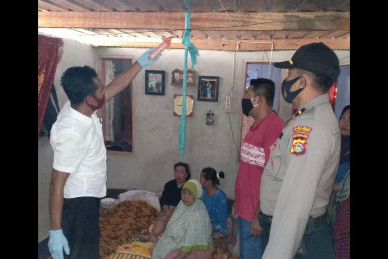 Depresi terlilit utang, seorang perempuan di Loteng gantung diri gunakan selendang biru