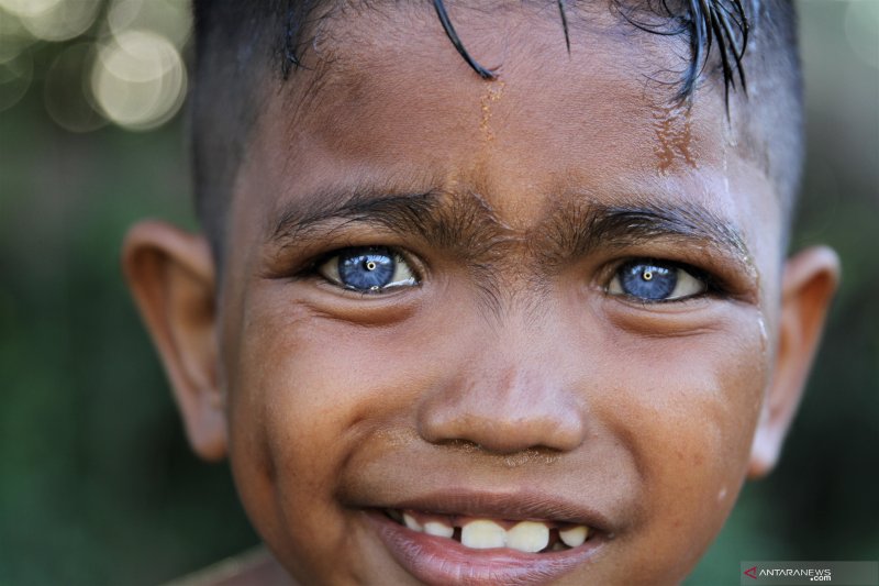 MATA BIRU DARI SUKU BUTON