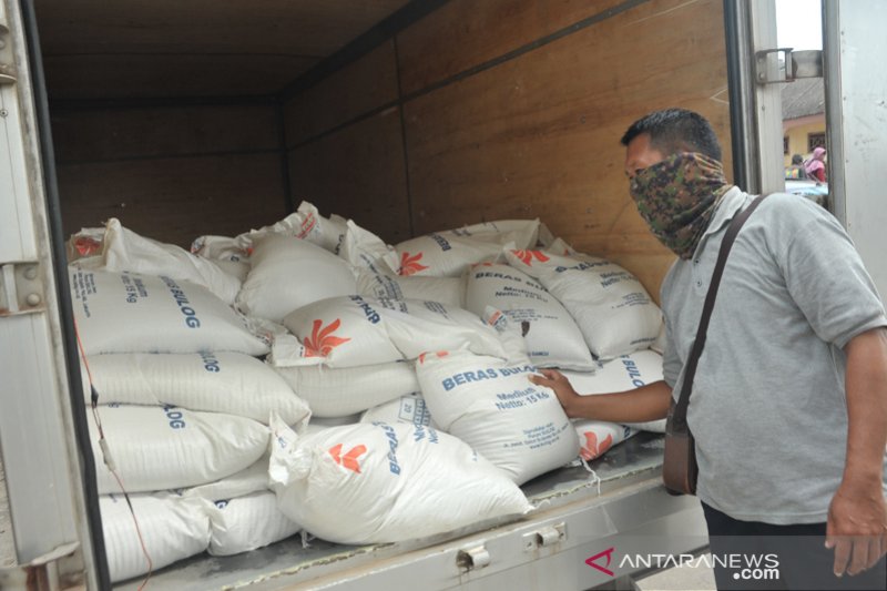 Pembagian Bantuan beras pada penerima manfaat PKH Palembang