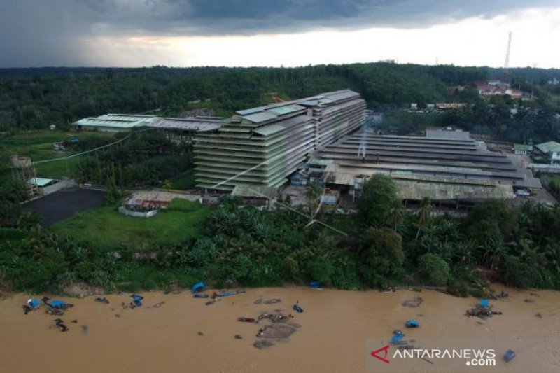 Penambang emas di Sungai tepi jalan Lintas Sumatera