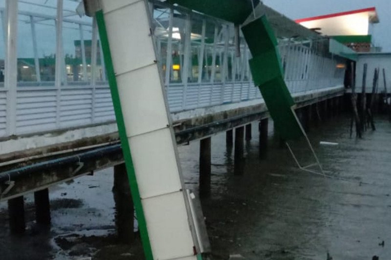 Atap Pelabuhan Sri Bintan Pura disapu angin kencang