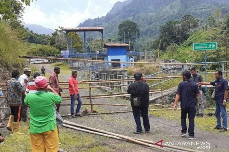 Masyarakat Solok Selatan blokade akses PT SKE