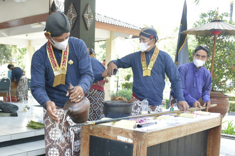 Abdi dalem Keraton  Yogyakarta  jamas pusaka Pemkab Sleman 