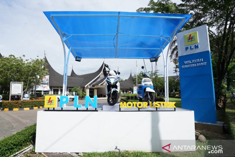 Perkenalkan 'electrifyinglifestyle', dua motor listrik terpajang di kantor PLN UIW Sumbar,
