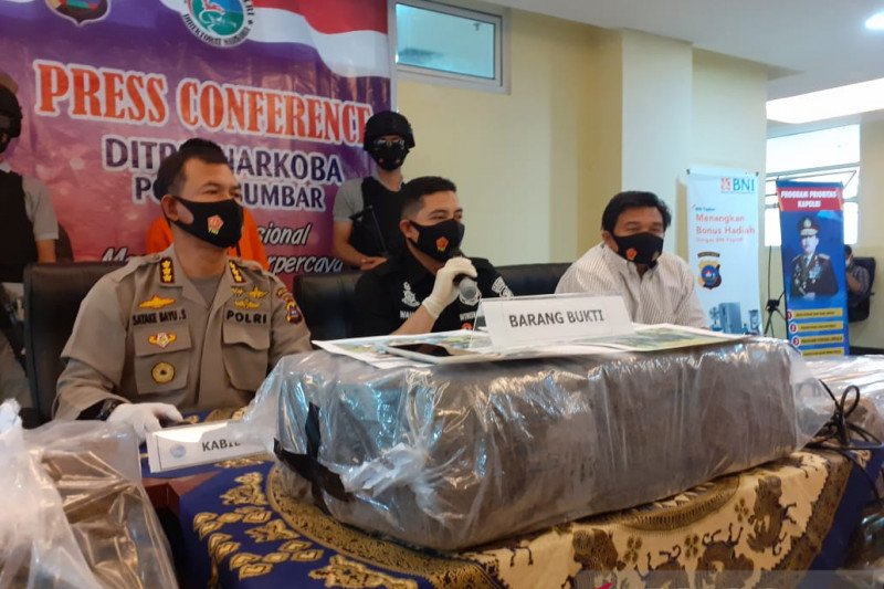 Saat menggendong karung, Polda Sumbar tangkap seorang pria bawa 110 kilogram ganja