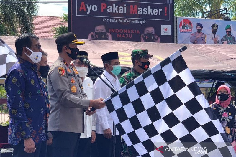 Pasukan TNI-Polri semprot disinfektan di jalan Kota Palu