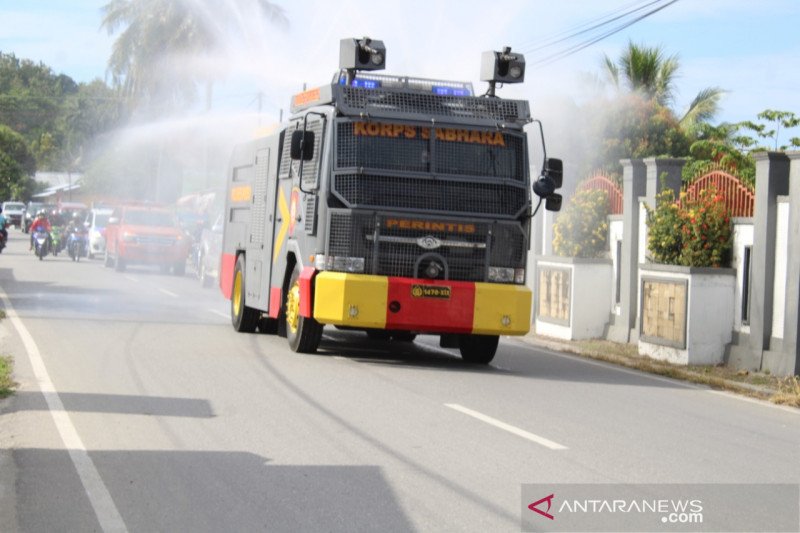 Polres Poso semprot desinfektan di jalanan kabupaten cegah COVID-19