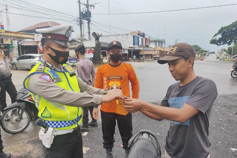 Polres Mesuji bagikan masker kepada pengguna jalan di Jalinsum