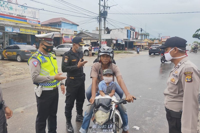 Polres Mesuji bagikan masker kepada pengguna jalan di Jalinsum