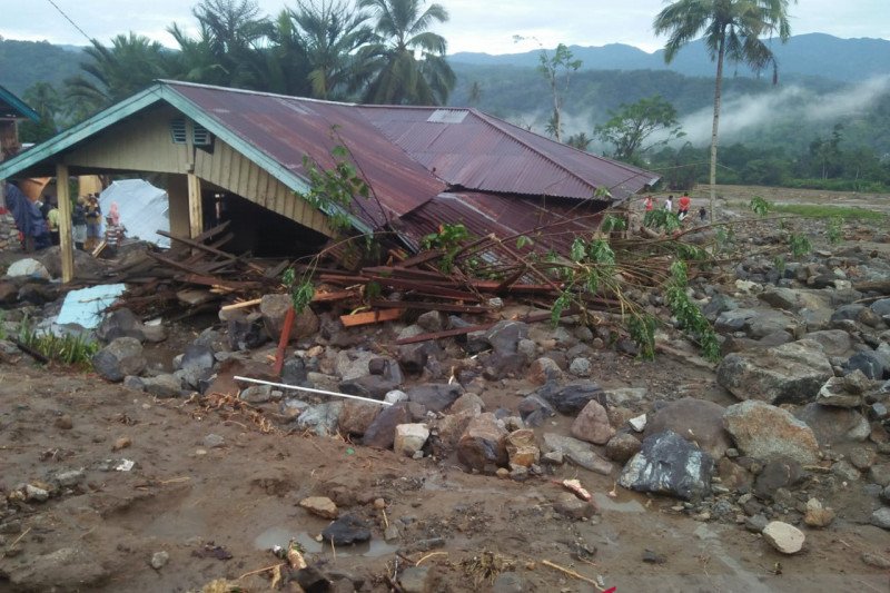Penyintas korban banjir bandang di Kulawi masih tidur di huntara