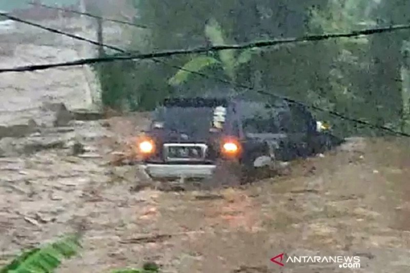 BPBD Kabupaten Sukabumi cari tiga orang hanyut dalam banjir bandang