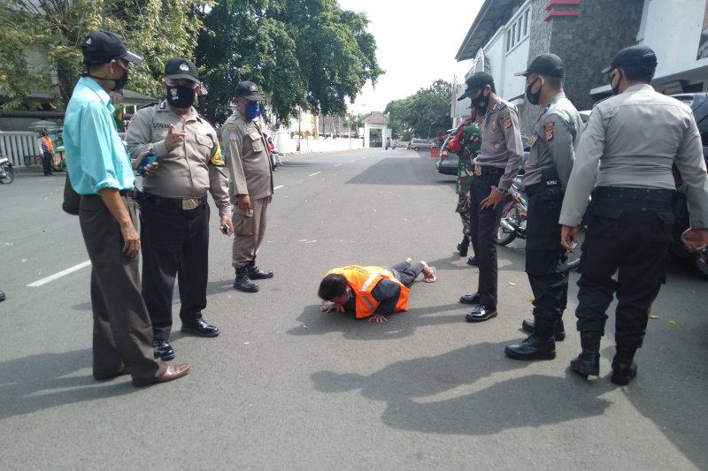 Polres Subang kenakan sanksi sosial pelanggar protokol kesehatan