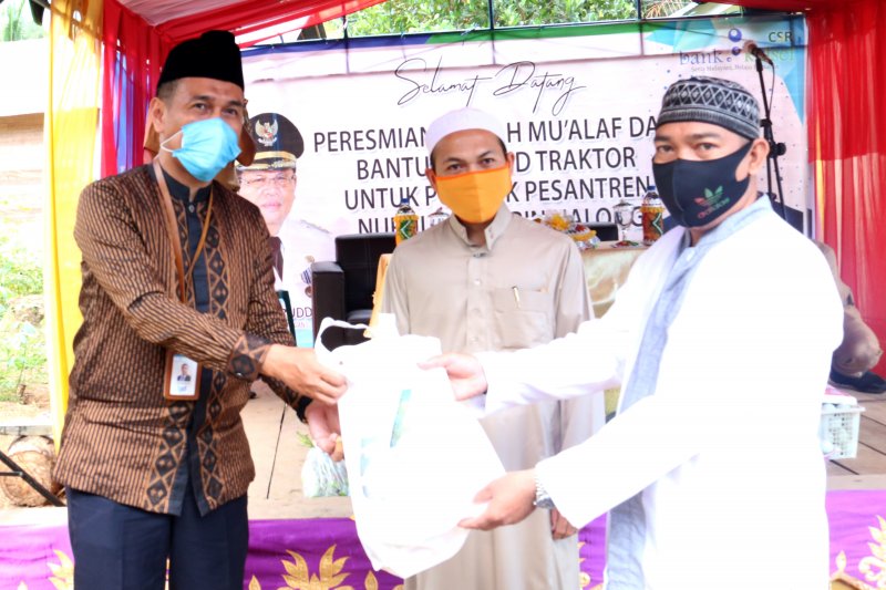 Bank Kalsel serahkan hand traktor untuk Ponpes Nurul Muhibbin