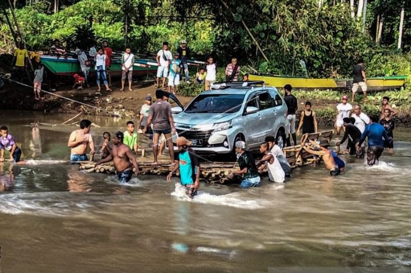 Perahu Rakit Antar Distrik Di Yapen Papua