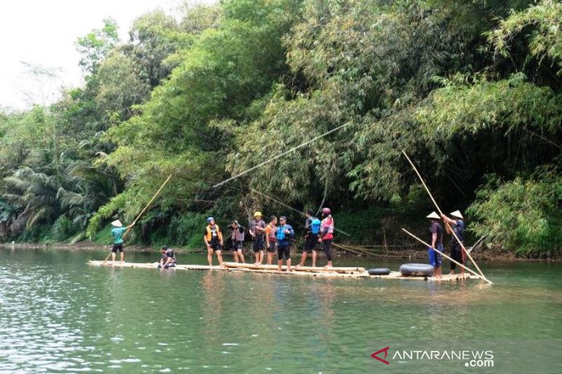 Wisata Rakit Bambu Sungai