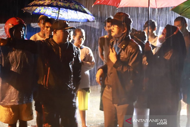 Bupati Pessel salurkan bantuan ke korban banjir Painan (Video)