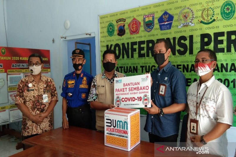 Telkom Pekalongan salurkan 250 paket sembako ke satgas COVID-19 Batang