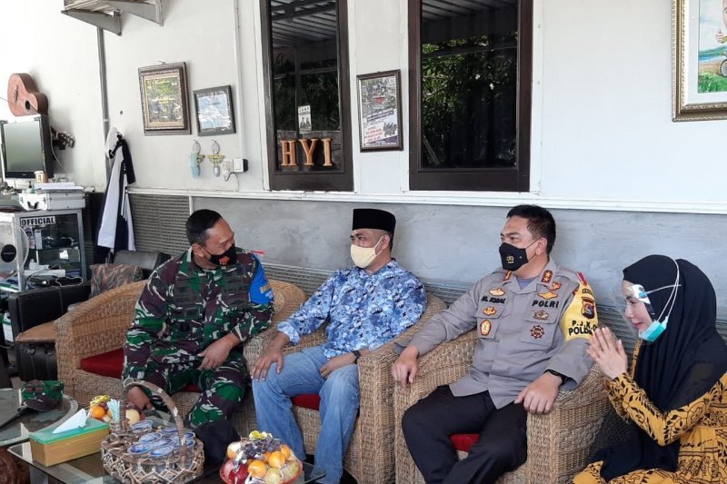 Kapolda NTB dan Danrem mengunjungi pasangan SUKA setelah kericuhan