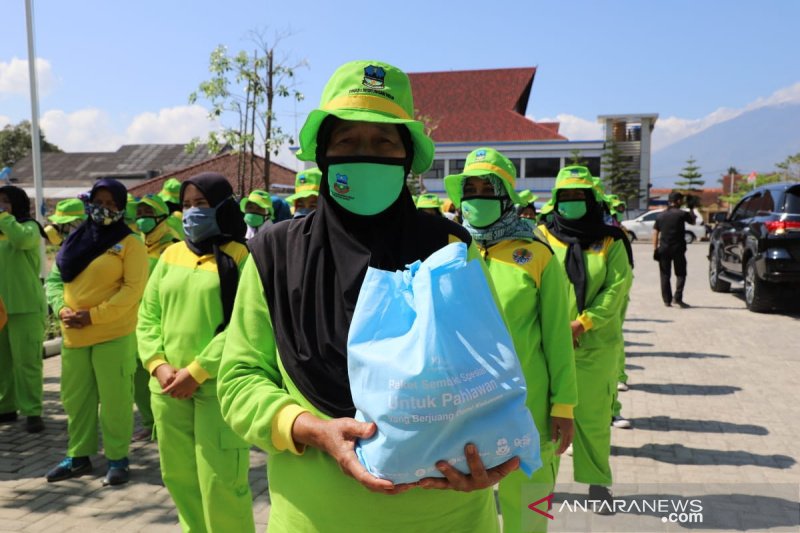 Pemkab Garut distribusikan 500 paket pangan untuk petugas kebersihan