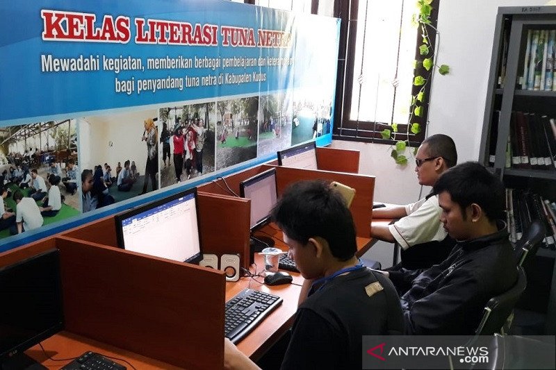 Penyandang tunanetra dilatih operasikan komputer