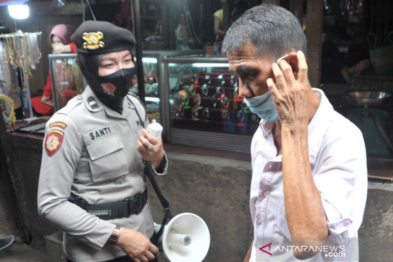 Polisi dikerahkan di seluruh Pasar Palembang awasi protokol kesehatan