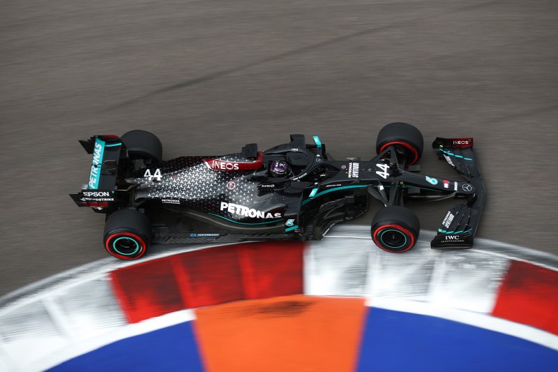 Lewis Hamilton raih 'pole position' dalam drama kualifikasi GP Rusia