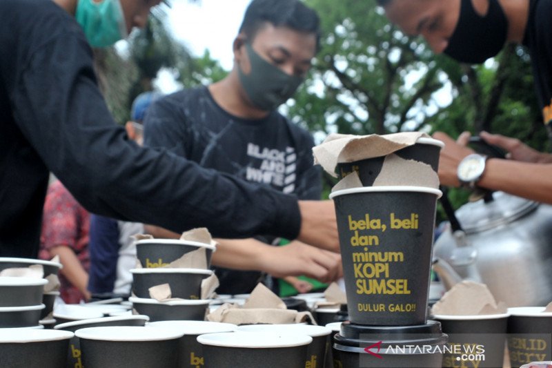 Pegiat kopi bagikan ribuan gelas kopi di Car Free Day Kambang Iwak